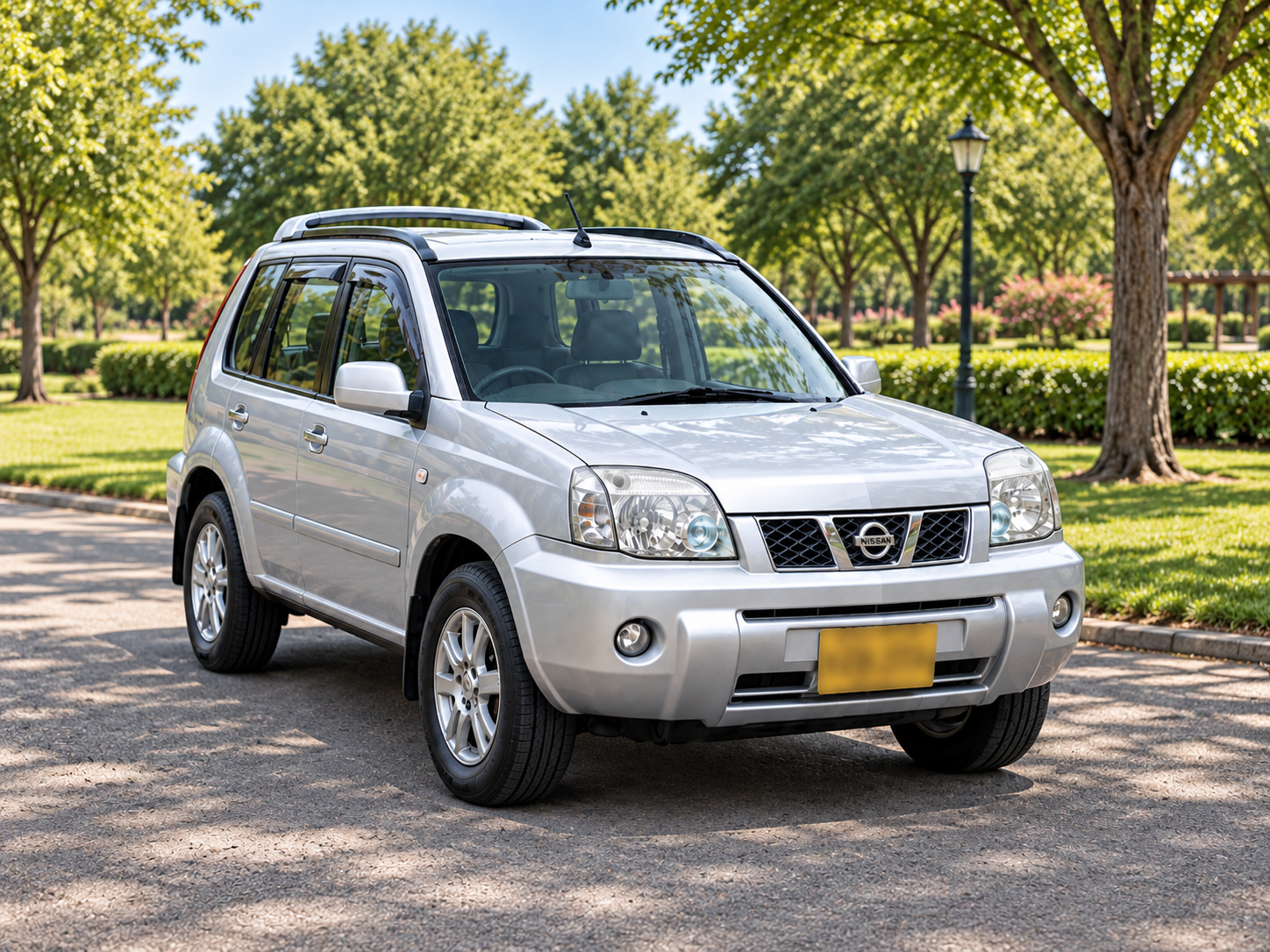 Nissan X-Trail T30 plateada con barras de techo y rines de aleación